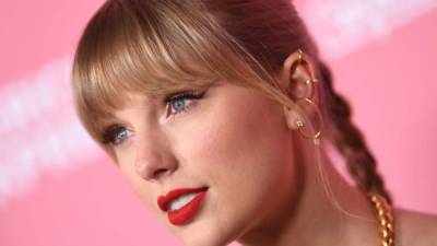 Taylor Swift promociona su nuevo disco Folklore.