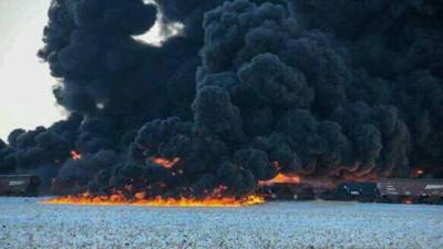 Un tren descarrila en Casselton originando un fuerte incendio.