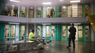 Los migrantes afrontan severas condiciones en la cárcel Theo Lacy en Orange, California.