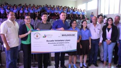 La entrega del cheque la realizó el alcalde Calidonio.