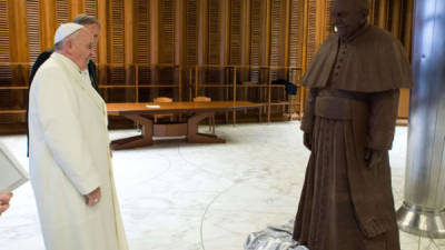 Regalan al papa Francisco su propia figura de chocolate a tamaño real.
