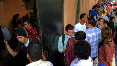 Los solicitantes rodearon el muro del Museo de Antropología en espera del turno para entrar a la feria. Fotos: Yoseph Amaya.