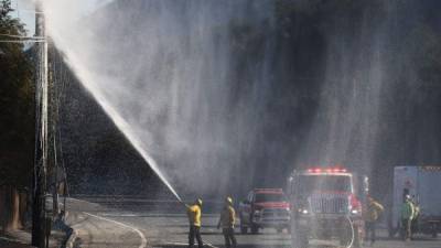 Los bomberos luchan por controlar un gigantesco incendio en L.A.