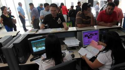 Usuarios solicitan su RTN en la oficina de la DEI en la colonia Palmira de Tegucigalpa.