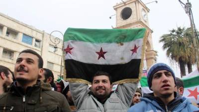 Un grupo de sirios celebran la tregua en la ciudad de Idlib.