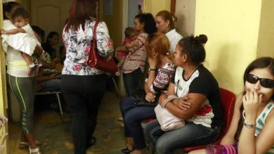 La sala de Pediatría, abarrotada de niños con conjuntivitis.