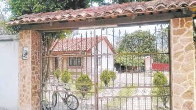 Fachada de la casa de campo en Bosques de Zambrano, en las afueras de la capital, que fue adquirida por Gabriela María Laínez Rubio y está incautada.