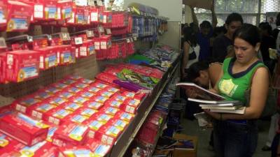 Gobierno busca bajar precio de útiles.