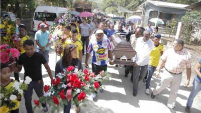 Más de 200 personas acudieron al sepelio.