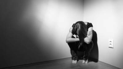 El trastorno autoinmune provoca manchas rojas y elevadas en la piel, cubiertas de escamas de un color blanco plateado, lo cual hace que la persona se deprima.