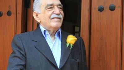(FILES) In this file photo taken on May 30, 2007, Colombian Nobel Prize for Literature 1982 Gabriel Garcia Marquez (L), sitting in the carriage alongside his wife Mercedes Barcha, smiles upon arriving at his hometown Aracataca by train in Santa Marta, Colombia. - Mercedes Barcha, wife, inspirational muse and the great love of award-winning Colombian writer Gabriel Garcaa Marquez, died on August 15, 2020 at age 87 in Mexico City, the Federal Culture Secretariat reported. (Photo by ALEJANDRA VEGA / AFP)