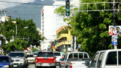 En la primera calle se observan algunos semáforos Led, aunque la mayoría de intersecciones cuentan con convencionales.