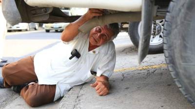 Don Rodolfo Salazar tuvo que cerrar su negocio después de 21 años de operación por no poder pagar los impuestos. Foto: Jordan Perdomo