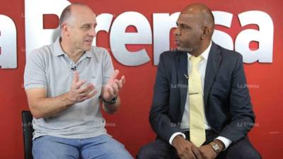 Fabián Coito conversa con el editor de GOLAZO, José Luis Barralaga, durante su visita a Diario LA PRENSA.