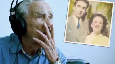 Fred Stobaugh al escuchar su carta en una canción.