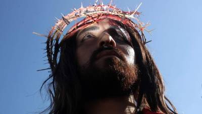 Cuadros vivientes dramatizaron cada escena que recogen las sagradas escrituras y caminaron desde el parque Valle hasta la iglesia El Calvario de Tegucigalpa.