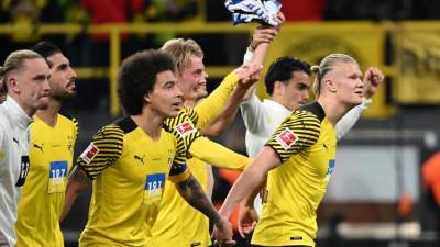 Haaland y el resto de sus compañeros del Dortmund celebró con su afición el triunfo logrado. Foto AFP.