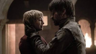 Cersei y Jaime lloran antes de morir aplastados por los escombros. Foto HBO