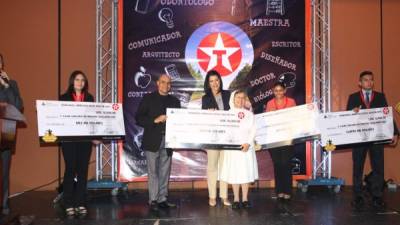 Sofía Núñez, Cindy Centeno y Kevin Ortez posan con los premios obtenidos en el concurso. Foto: Amílcar Izaguirre