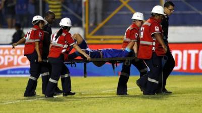 Juan Pablo Montes fue sacado en camilla del terreno de juego.