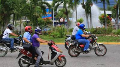 Motociclistas circulan por la rotonda de la avenida Circunvalación. Fotos: Jordan Perdomo y Amílcar Izaguirre.