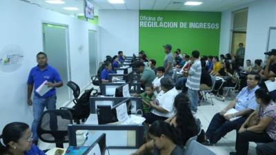 Muchos contribuyentes siguen llegando a la oficina de Regulación Tributaria a verificar sus saldos. Foto: Amílcar Izaguirre