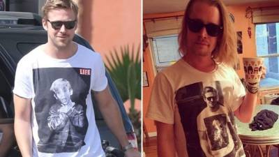 Macaulay Culkin muestra su camiseta con la imagen de Ryan Grosling usando la camisa con una foto de su niñez.