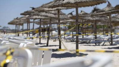 La playa donde se perpetró la masacre permanece precintada por los investigadores
