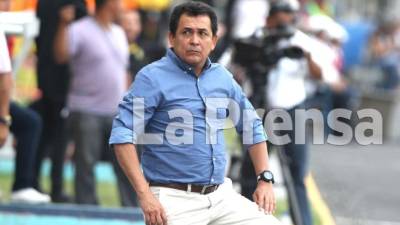 Nahún Espinoza, entrenador del Olimpia, durante el clásico ante Real España. Foto Juan Salgado