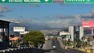 Avenida Centroamérica en Tegucigalpa, vista casi vacía debido a las medidas preventivas adoptadas contra la propagación del nuevo coronavirus. AFP