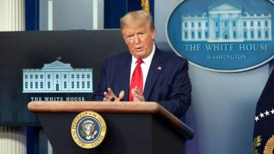 El presidente de los Estados Unidos, Donald Trump, participa en una sesión informativa de los miembros del Grupo de Trabajo sobre Coronavirus en la Casa Blanca, Washington. Foto EFE