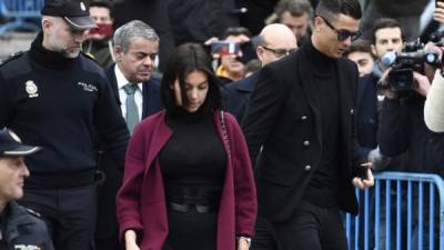 Gerogina Rodríguez, pareja de Cristiano Ronaldo, se robó las miradas este martes en Madrid al acompañar al portugués a la audiencia en donde fue condenadoa dos años de cárcel por fraude fiscal. FOTOS AFP.