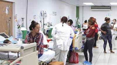 En el espacio habilitado para atender a los niños con dengue en el Mario Rivas hay más de 80 menores. Foto: Franklyn Muñoz