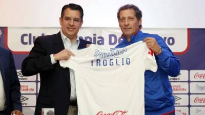 Pedro Troglio fue presentado por Rafa Villeda, presidente del Olimpia.