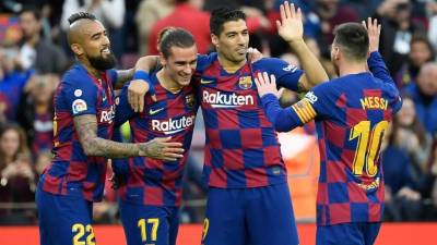 Los goleadores del partido, Messi, Suárez, Griezmann y Vidal, celebrando un gol ante el Alavés. Foto AFP