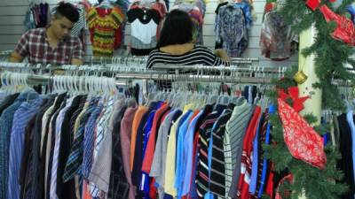 Las tiendas han colocado sus mejores prendas para convencer a los consumidores sampedranos. Fotos: Cristina Santos.