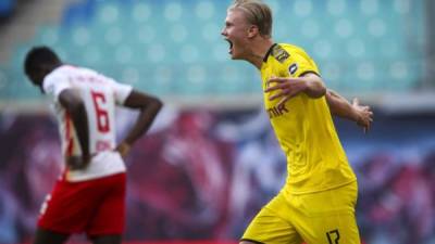 Erling Haaland festejó de esta manera uno de sus goles frente al Leipzig. Foto AFP.