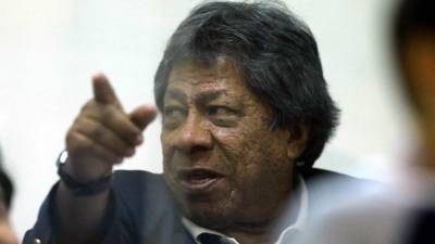 Ramón Maradiaga en las gradas observando a Honduras. Foto Ronald Aceituno