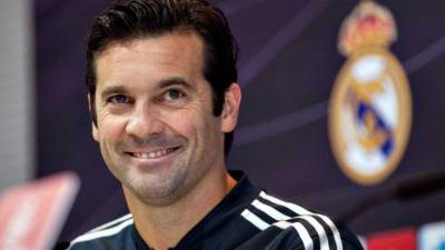 Real Madrid's Argentinian coach Santiago Solari looks on during the Spanish Copa del Rey (King's Cup) semi-final second leg football match between Real Madrid and Barcelona at the Santiago Bernabeu stadium in Madrid on February 27, 2019. (Photo by OSCAR DEL POZO / AFP)