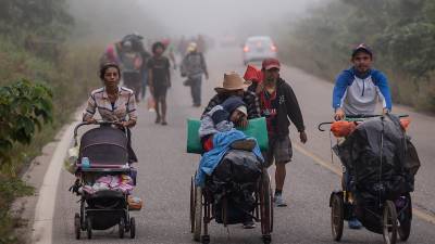 Migrantes hondureños avanzan en una caravana que partió desde Tapachula hacia Ciudad de México.