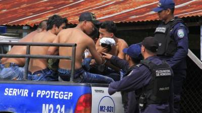 Arriba los seis jóvenes capturados en el operativo que duró unas ocho horas y que desencadenó el enfrentamiento entre los supuestos pandilleros y los policías.