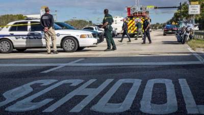 Policías frente a la escuela de secundaria Marjory Stoneman Douglas de la ciudad de Parkland, Florida. Foto: EFE/Archivo