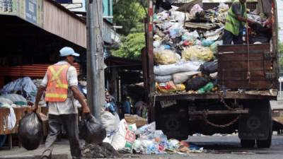 El sistema de recolección de basura en la ciudad es pésimo y los sampedranos se quejan. Foto: José Cantarero