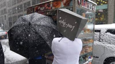 Los neoyorquinos intentan resguardarse de la cuarta tormenta de nieve en las últimas tres semanas.//AFP.