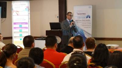 Ricardo Pineda durante su participación en la jornada de actualización oncológica.