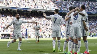 GRA295. MADRID, 02/04/2017.- Los jugadores del Real Madrid celebran el gol marcado por su compañero Karim Benzema al Deportivo Alavés durante el partido correspondiente a la vigésima novena jornada de LaLiga Santander disputado en el estadio Santiago Bernabéu. EFE/Ballesteros