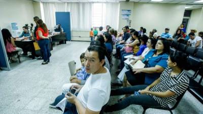 La oficina del Instituto Nacional de MigraciÃ3n y ExtranjerÃ­a en San Pedro Sula sigue reportando masiva asistencia de personas que llegan a reclamar sus pasaportes.