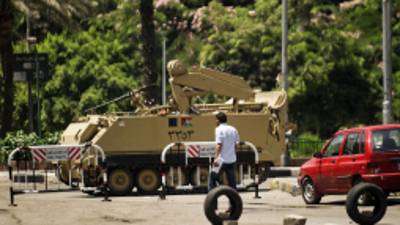 Los tanques del ejército están desplegados por el centro de El Cairo.
