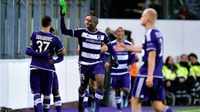 Stefano Okaka (centro) celebrando el gol de la victoria del Anderlecht. Foto Facebook Anderlecht