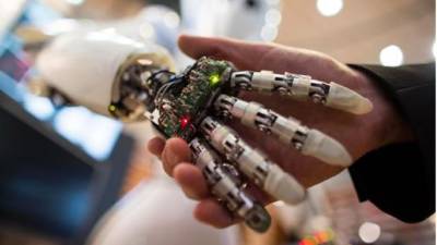 Experimentan por primera vez una prótesis de mano que restituye el tacto.